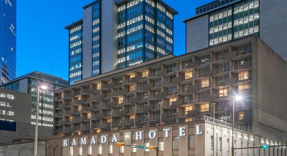 Ramada Plaza By Wyndham Calgary Downtown Hotel Екстериор снимка