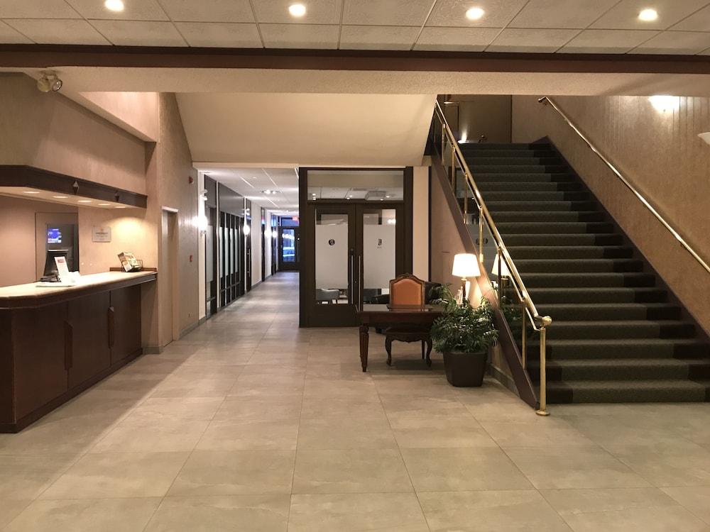 Ramada Plaza By Wyndham Calgary Downtown Hotel Екстериор снимка