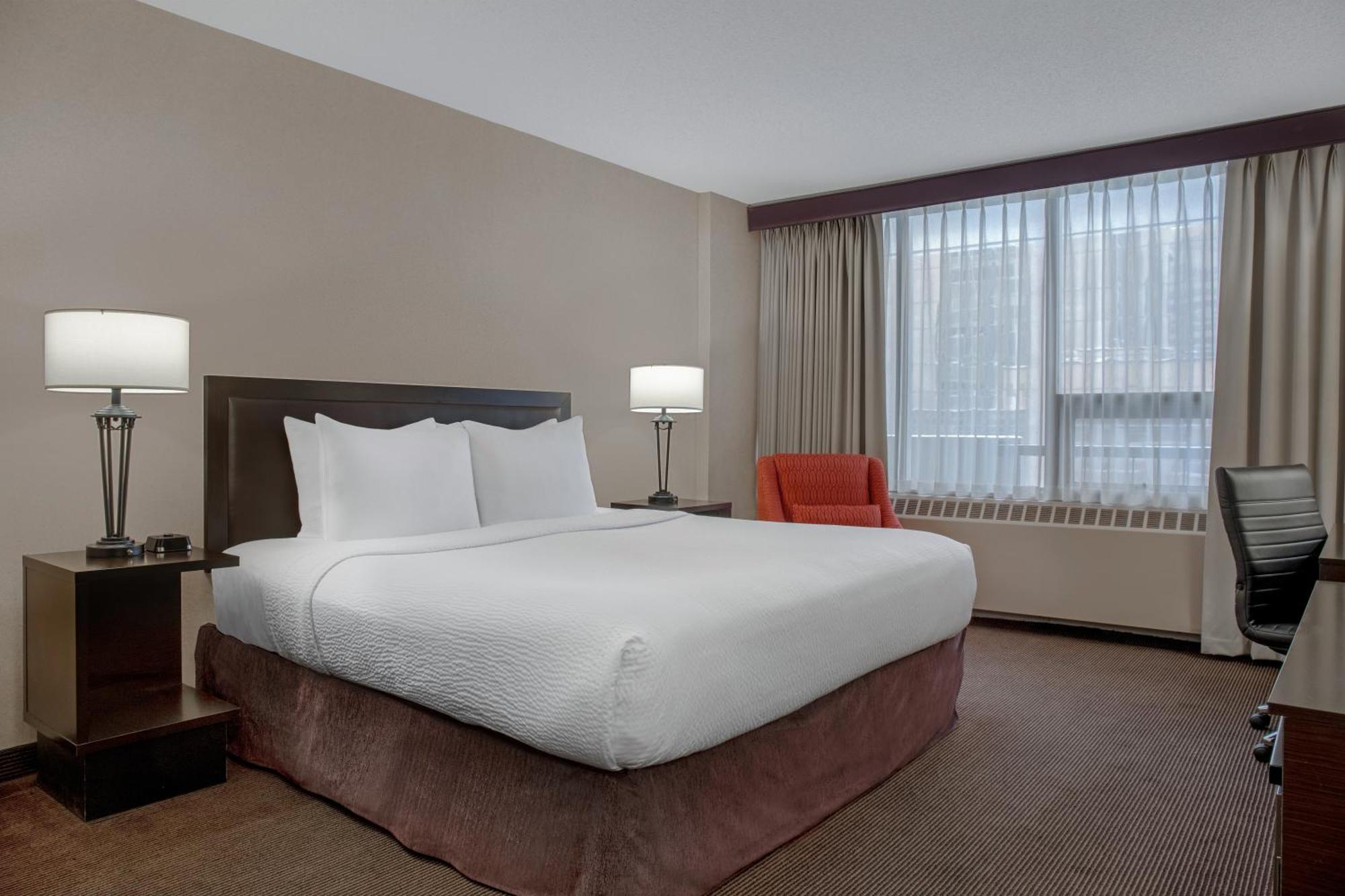 Ramada Plaza By Wyndham Calgary Downtown Hotel Екстериор снимка