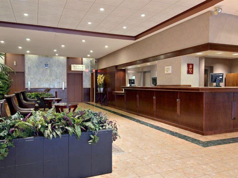 Ramada Plaza By Wyndham Calgary Downtown Hotel Екстериор снимка